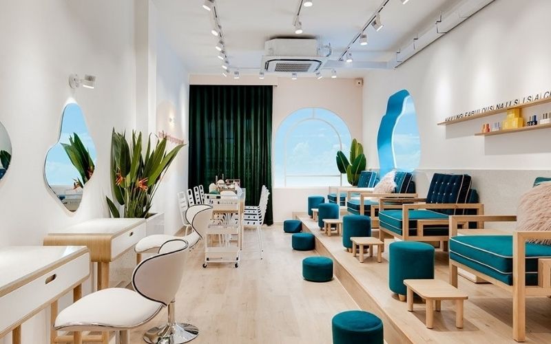 Tiệm nail hiện đại gam màu trắng cho người mệnh Kim