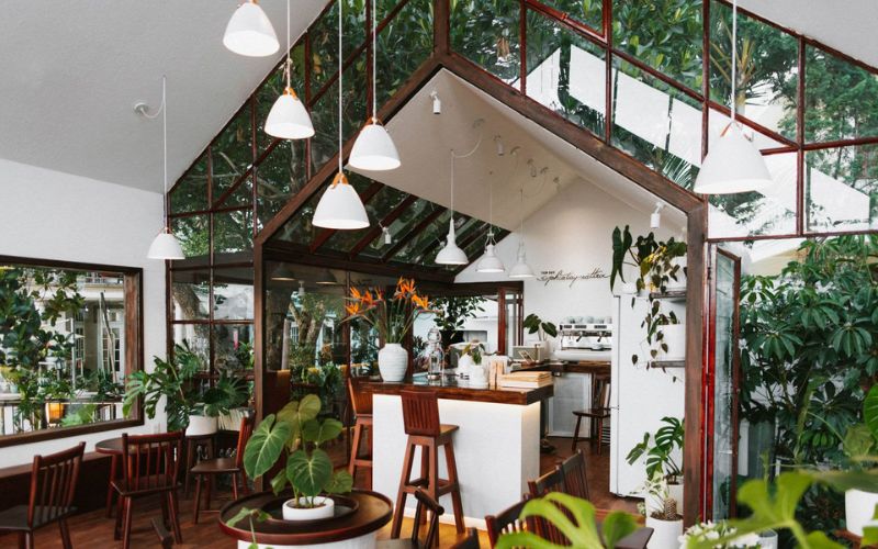 Quán cafe sân vườn phong cách hiện đại với gam màu trắng trang nhã