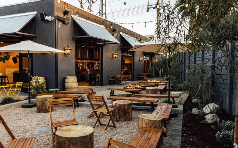 Quán cafe sân vườn phong cách mộc được bố trí kiểu mở thoáng đãng