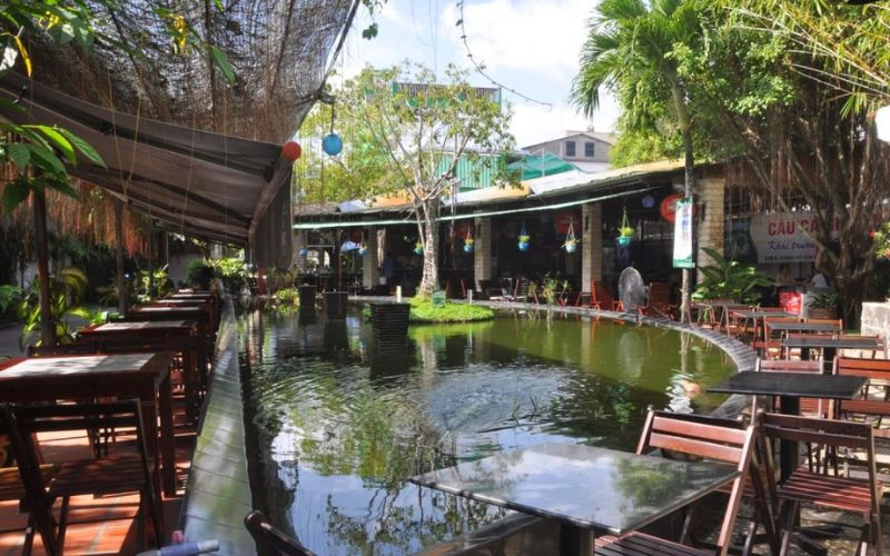 Quán cafe sân vườn đồng quê kết hợp hồ cá tạo cảm giác gần gũi