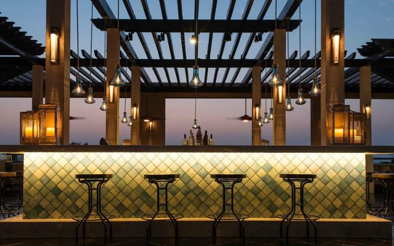 Quán cafe sân thượng phong cách Mid - Century với view lung linh về đêm