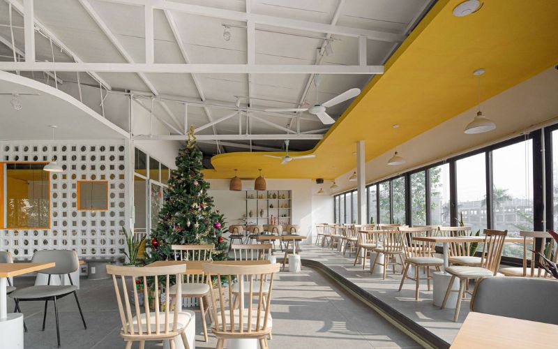Quán cafe 2 tầng hiện đại kết hợp hai màu trắng - vàng ấm cúng