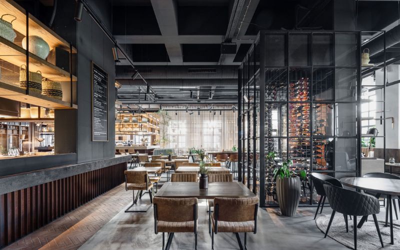 Quán cafe 100m2 công nghiệp kết hợp các chậu cây cảnh tươi mát