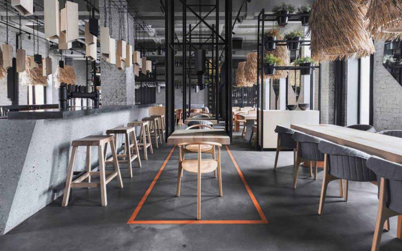 Quán cafe 100m2 công nghiệp gam màu xám, nhấn điểm đèn thả đan mây