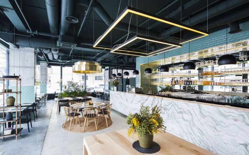 Quán cafe 100m2 phong cách công nghiệp với gam màu xám đậm nổi bật