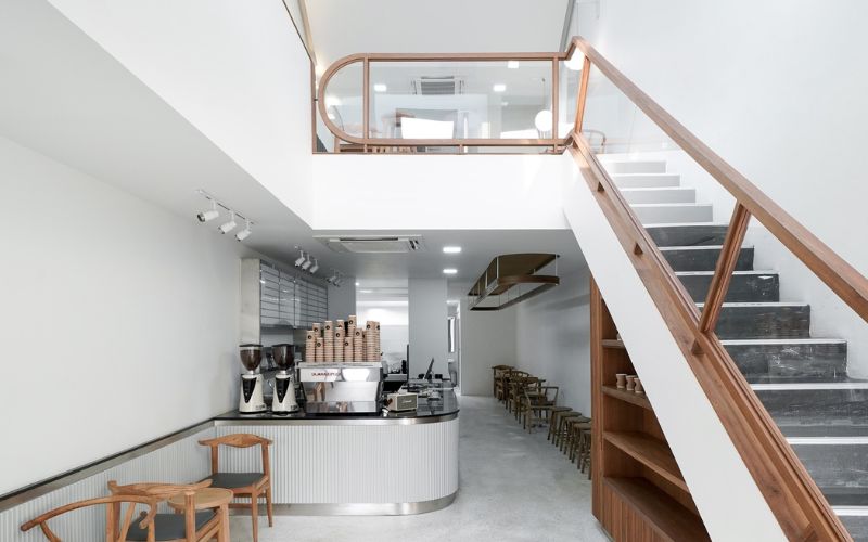 Bày trí nội thất hợp lý cho quán cafe 2 tầng