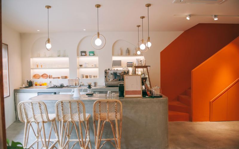 Quán cafe 2 tầng tối giản với gam màu trắng - đỏ tạo sự thanh lịch
