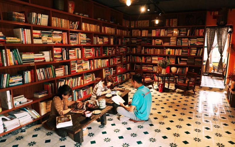 Quán cafe sách phong cách đơn giản theo kiểu ngồi bệt thịnh hành