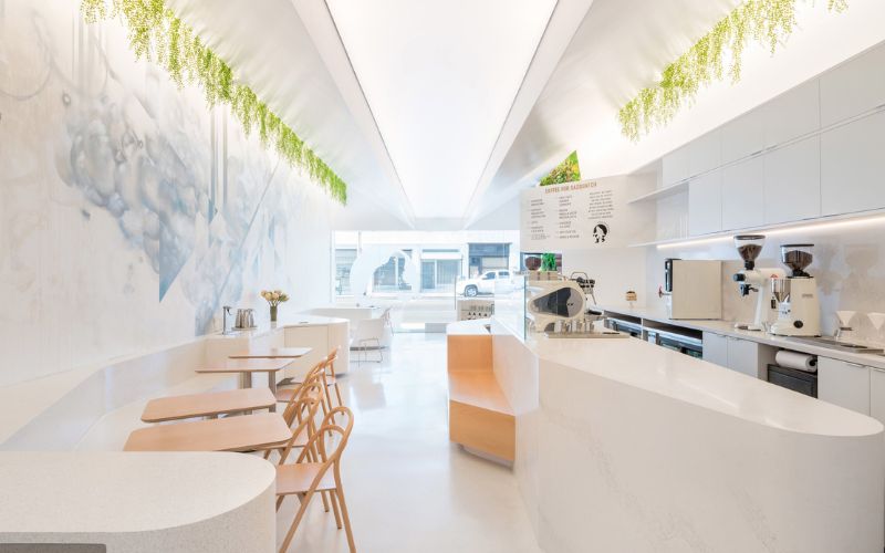 Quán cafe 100m2 phong cách tối giản, nội thất tiện nghi, nhấn điểm trần nhà