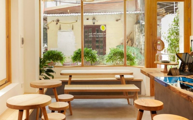 Quán cafe mặt tiền 5m phong cách Hàn với nội thất đơn giản, thanh lịch