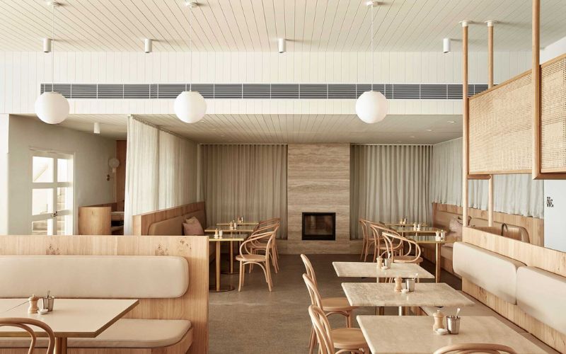 Quán cafe 100m2 hiện đại, nội thất gỗ, nhấn điểm đèn thả hình cầu