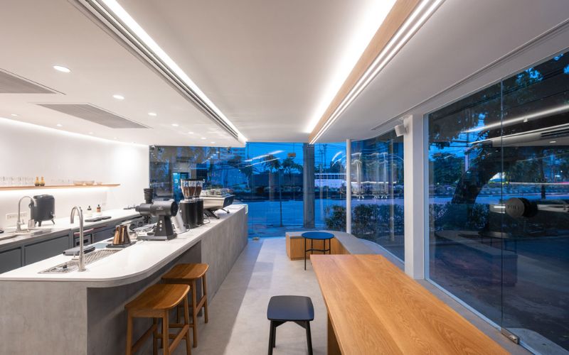 Quán cafe 100m2 phong cách hiện đại, bố trí cửa kính cường lực lớn