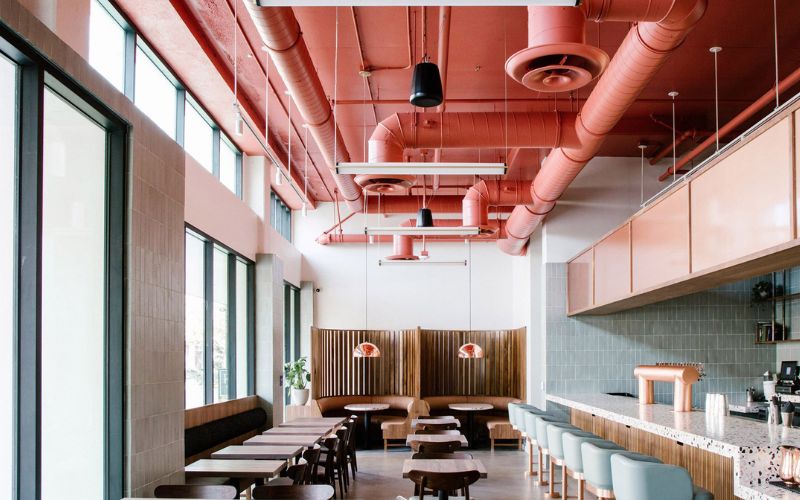 Quán cafe 2 tầng công nghiệp với các gam màu nổi tạo sự năng động
