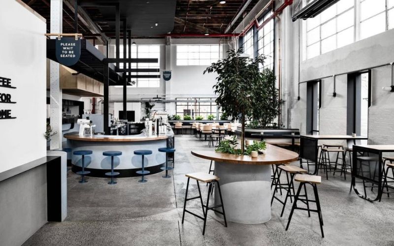 Quán cafe 2 tầng công nghiệp màu xám, kết hợp cây xanh thoáng đãng