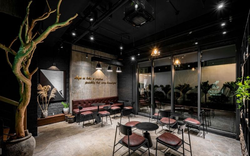 Quán cafe 100m2 đương đại vô cùng huyền bí với gam màu đen chủ đạo