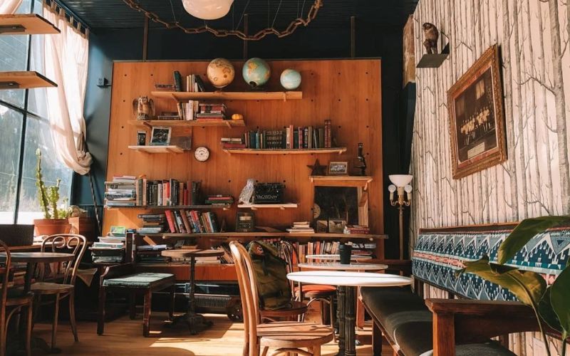 Quán cafe mặt tiền 5m phong cách Vintage với không gian sách độc đáo