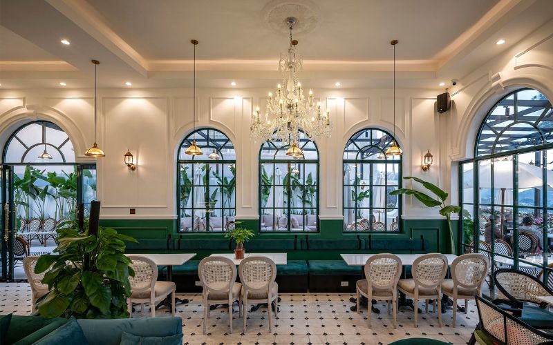 Quán cafe 40m2 Tân cổ điển với nội thất xa hoa, đèn phale sang trọng