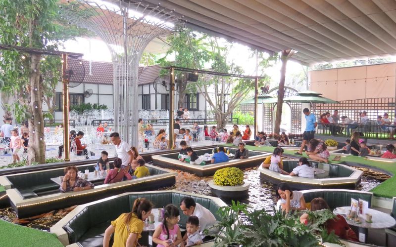 Quán cafe cá koi không gian thưởng thức đồ uống nằm giữa hồ cực chill
