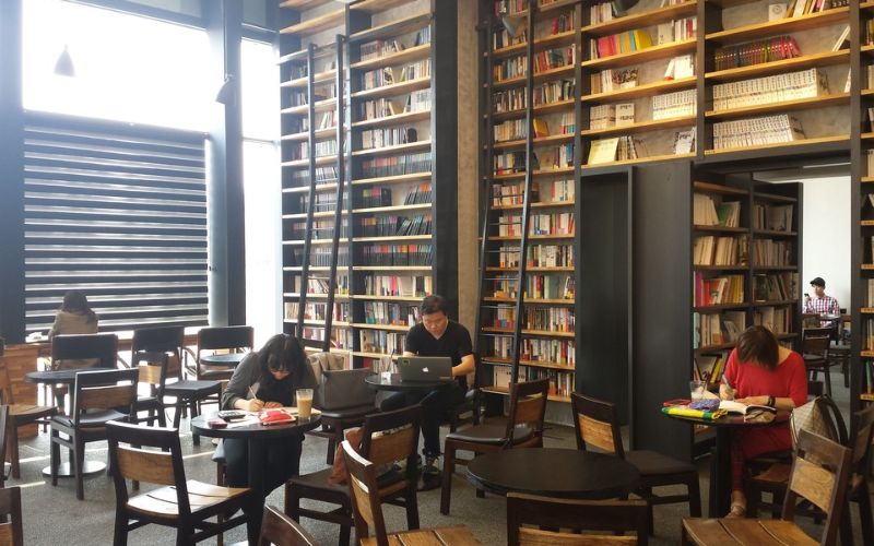 Quán cafe sách phong cách hiện đại, nội thất tối giản