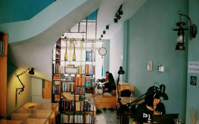 Quán cafe sách Tân cổ điển với gam màu xanh rêu trầm lắng