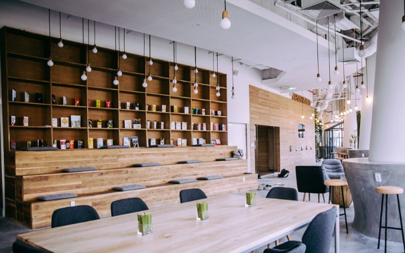 Quán cafe sách phong cách công nghiệp, nhấn điểm đèn thả