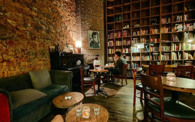 Quán cafe sách phong cách đơn giản, nhấn điểm tường sơn bê tông