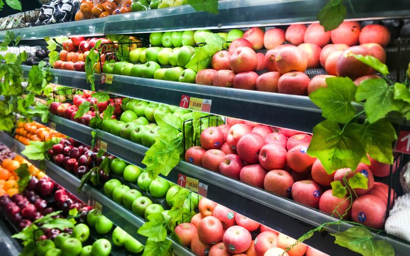 Những chiếc kệ màu tối giản làm nổi bật sản phẩm trái cây