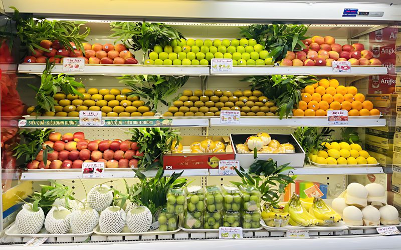 Trang trí thêm cây xanh cho kệ trưng bày trái cây