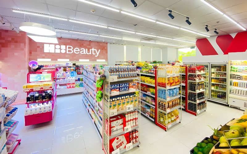 Sử dụng màu sắc thương hiệu nổi bật cho cửa hàng tiện lợi
