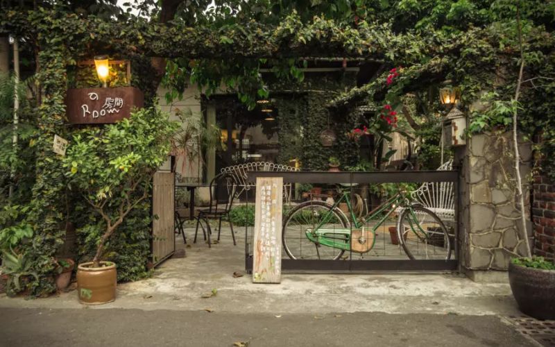 Cổng quán cà phê Vintage bằng gỗ mang lại vẻ đẹp mộc mạc