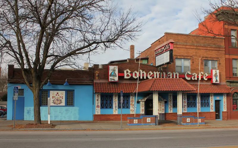 Cổng quán cà phê Bohemian đa màu sắc cùng hoa văn lạ mắt