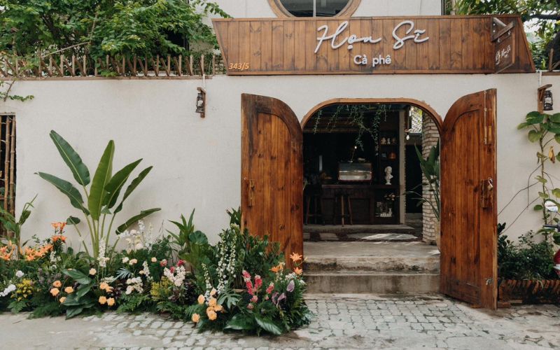 Cổng quán cà phê bằng gỗ kết hợp trang trí hoa đẹp mắt