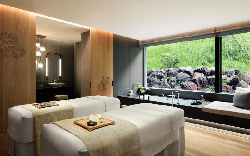 Spa nghỉ dưỡng kiểu Nhật với thiết kế tích hợp bồn tắm, cửa kính