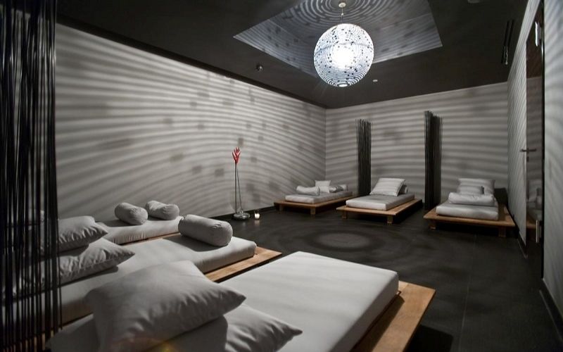 Spa xông hơi hiện đại kiểu Nhạt với nội thất trơn, decor đơn giản