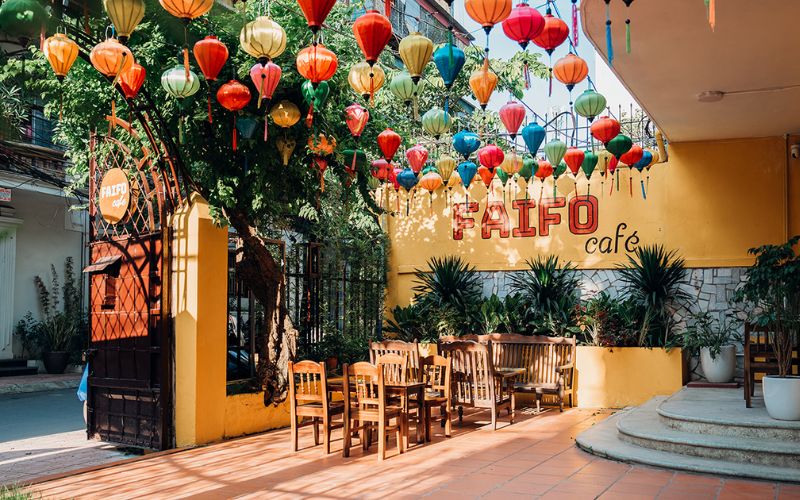 Quán cafe cổ điển thời bao cấp ngoài trời, decor nội thất giản đơn