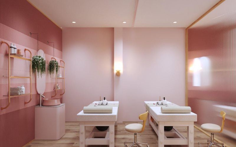 Spa mini màu hồng tối giản bố trí gương cùng chậu cây treo mới lạ