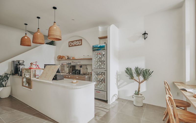 Quán cafe hàn quốc bố trí nội thất gỗ tối giản, thanh lịch
