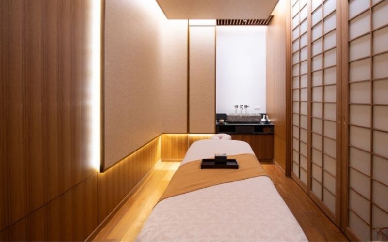 Spa chăm da Nhật tối giản với nội thất đa năng cho không gian hẹp