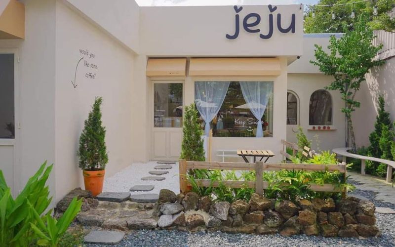 Quán cafe hàn quốc sân vườn với lối vào lát đá đẹp mắt