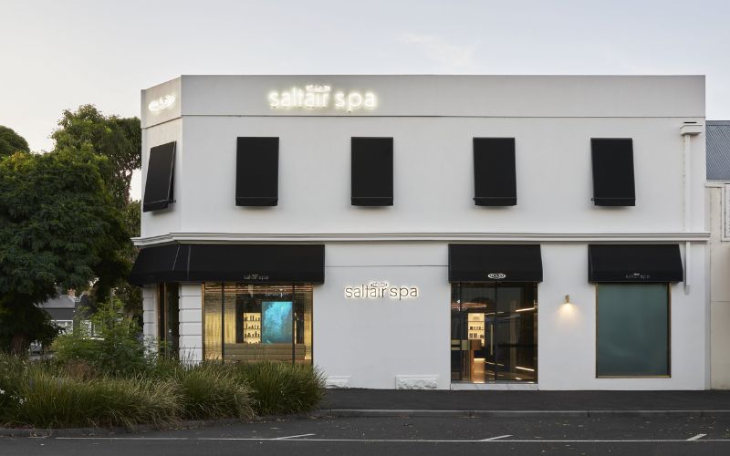 Mặt tiền spa sang trọng với cách phối màu trắng, đen cực lôi cuốn