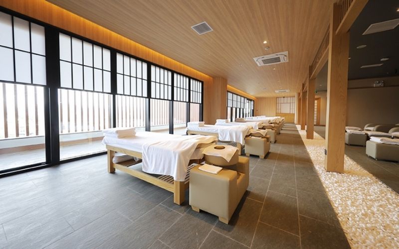 Spa gội đầu kiểu Nhật phong cách tối giản với nội thất gỗ chủ đạo