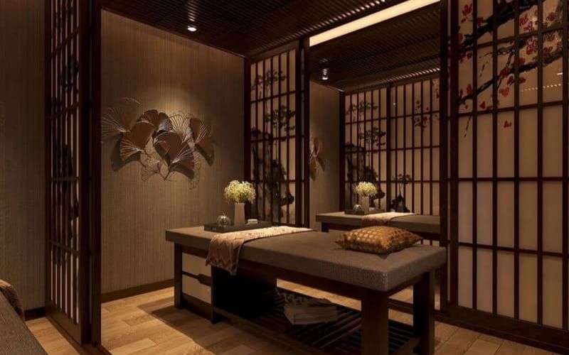 Spa massge Nhật gam màu nâu trầm với vách ngăn nan gỗ đặc trưng