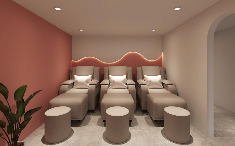 Mẫu spa hiện đại bố trí ghế massage giúp kỹ thuật viên dễ thao tác