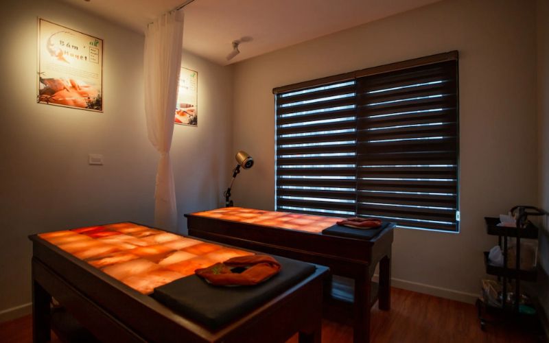 Mẫu spa trị liệu xương khớp sử dụng giường đá muối