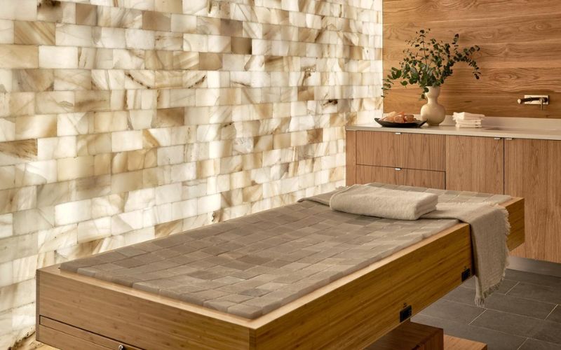 Mẫu spa ứng dụng giường đá muối để tăng hiệu quả trị liệu cho khách