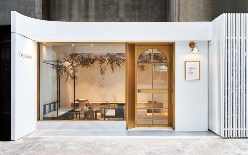 Mặt tiền quán cafe hàn quốc vô cùng nổi bật với gam màu trắng