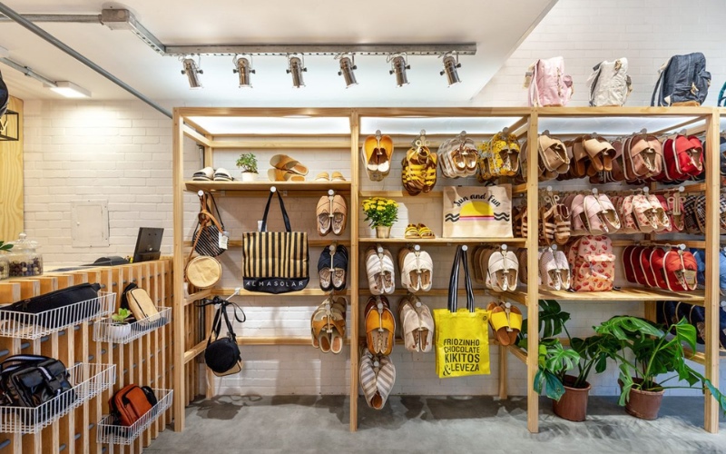 Màu sắc tươi sáng trẻ trung của một shop hàng lưu niệm