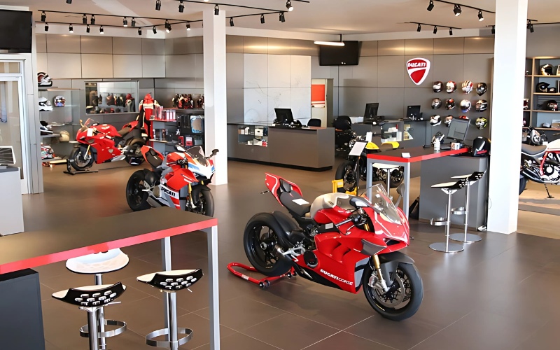 Không gian cửa hàng sửa chữa xe máy cao cấp kết hợp showroom