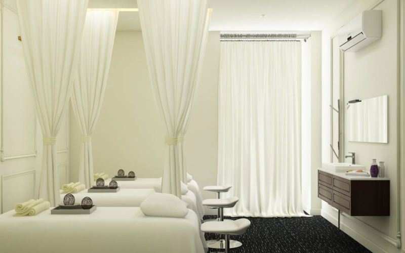 Spa phun xăm Vintage thuần màu trắng, nhấn điểm thảm trải sàn màu đen