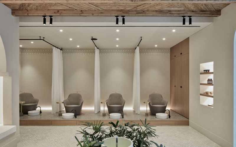 Spa nail Vintage bố trí cây xanh tạo cảm giác thoáng đãng